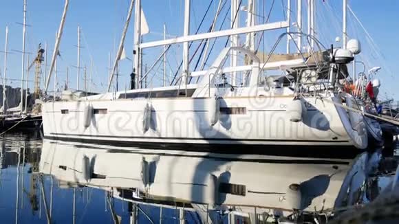 精英白色游艇停泊在海湾Bodrum土耳其视频的预览图