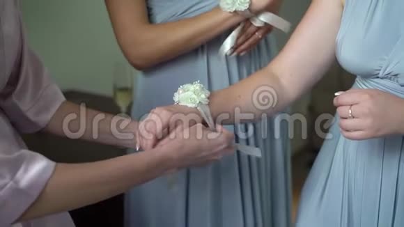 年轻的新娘戴着花镯给伴娘手腕视频的预览图