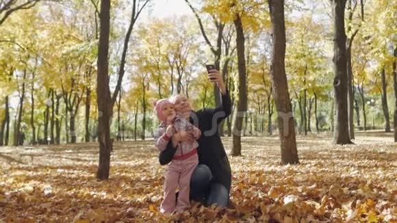 秋城公园的女人和小女儿自拍视频的预览图