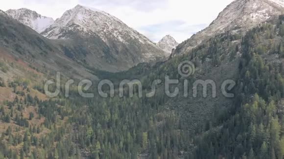 一个流畅的无人机电影拍摄雪山山鸟瞰一个雪山峰视频的预览图