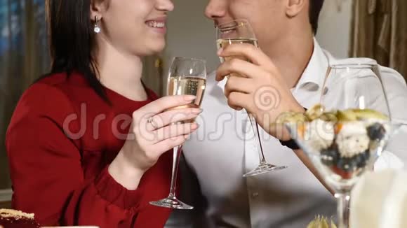 情侣们在一次约会中在一家餐馆里碰杯特写镜头年轻人和女人在餐馆里喝浪漫晚餐视频的预览图