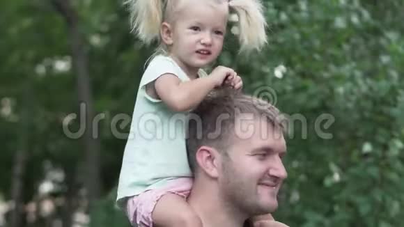 她父亲肩膀上一个小女孩视频的预览图