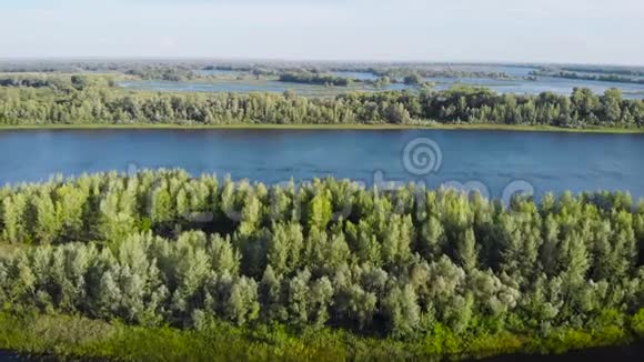 空中射击有河流和蓝天的夏季景观美丽的溢出在河谷密西西比河景观视频的预览图