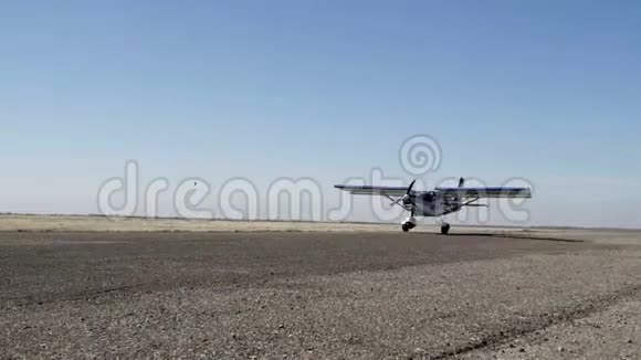 飞机起飞离开地面小飞机从废弃的机场起飞视频的预览图