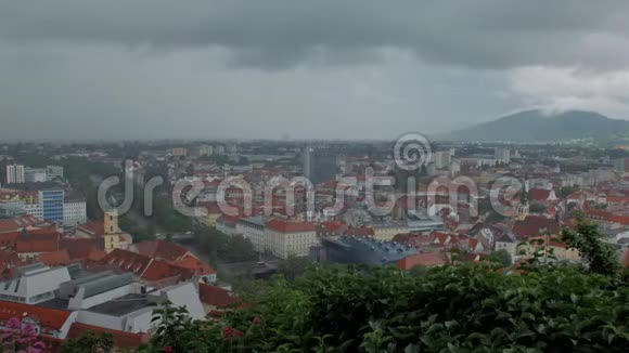 奥地利小城市上空的暴风雨过后云在移动天气在变化视频的预览图