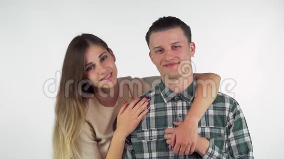 美丽的年轻情侣拥抱着用爱看着对方视频的预览图