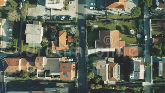 意大利FortedeiMarmi豪华别墅和街道的高空俯视镜头视频的预览图