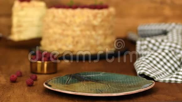 切片糖果拿破仑蛋糕装饰覆盆子护法奶油蛋糕视频的预览图