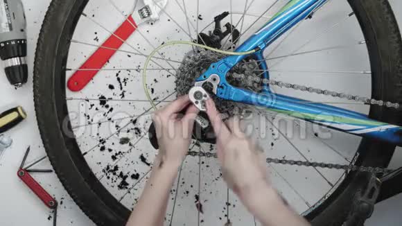 女机械师修理自行车轮子视频的预览图