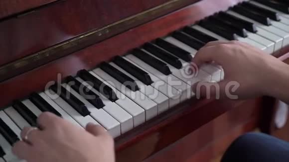 音乐表演者的特写他的手在弹钢琴视频的预览图