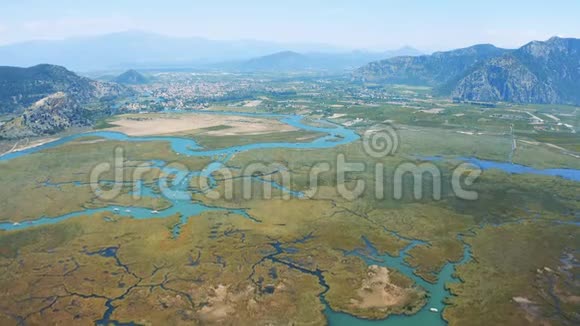 土耳其达兰河和城市的空中冲浪流入爱琴海和地中海的河流视频的预览图