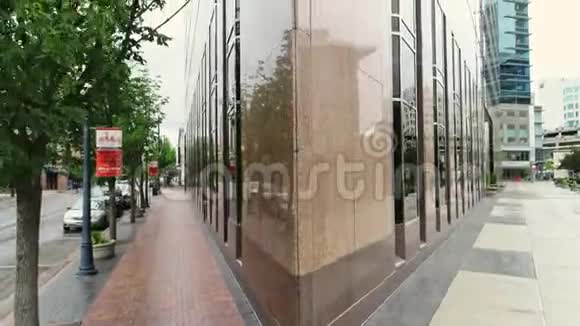 位于爱达荷州博伊西的三角形建筑窗户有独特的反光视频的预览图