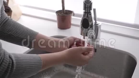 女人在厨房里洗西红柿就在旁边视频的预览图