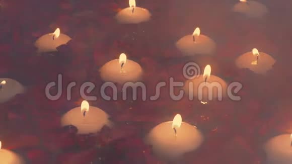 有鲜花和蜡烛的蒸汽豪华浴缸视频的预览图