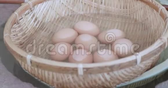 在日本琉球以外的温泉水中出售的蛋视频的预览图