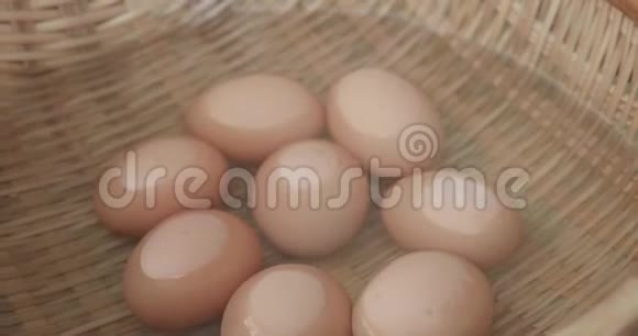 在日本琉球以外的温泉水中出售的蛋视频的预览图