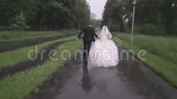 新郎新娘在雨中奔跑视频的预览图