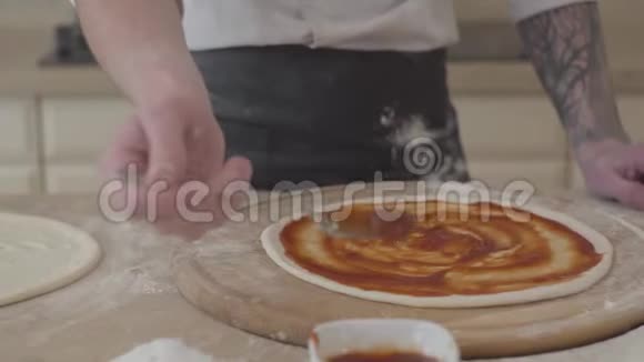 无法辨认的比萨饼制造商烹饪比萨饼的传统意大利食谱厨师用番茄意大利面做意大利披萨视频的预览图