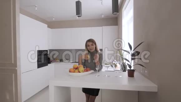 站在厨房里的年轻漂亮女士视频的预览图