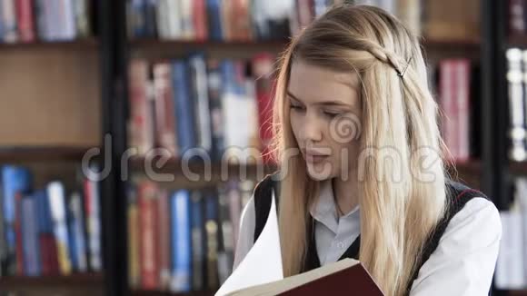受过大学教育的成人女孩带着书本和微笑视频的预览图