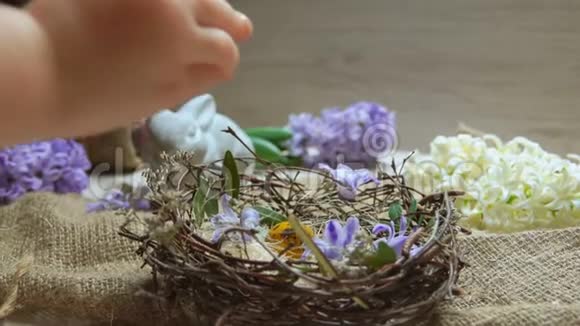 孩子们手在复活节的巢里放彩蛋视频的预览图
