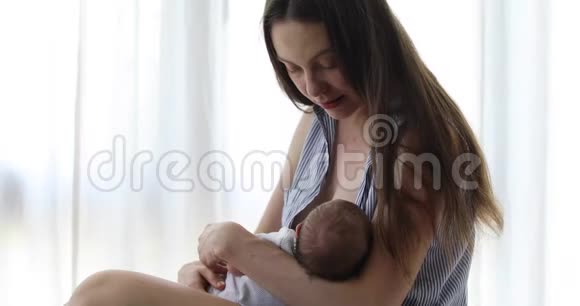 爱心妈妈喂宝宝视频的预览图