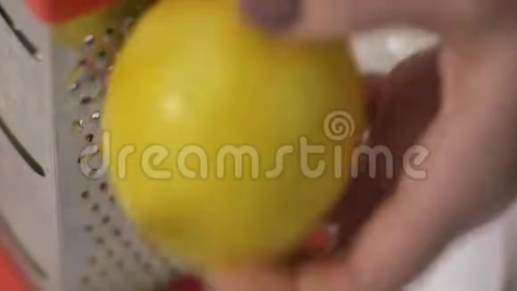 宏女人用柠檬剥脱的热情视频的预览图