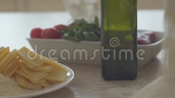 近距离观看桌上的披萨一串面粉倒在橄榄油附近的桌面上视频的预览图
