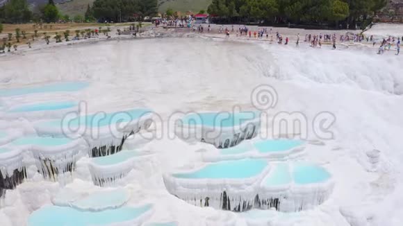 在帕穆卡莱乘坐天然石灰华飞机背景是许多游客视频的预览图