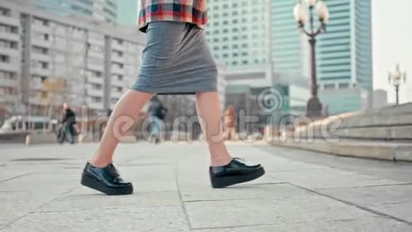 从楼上走出去的女人穿着平底鞋爬上去的女性腿视频的预览图