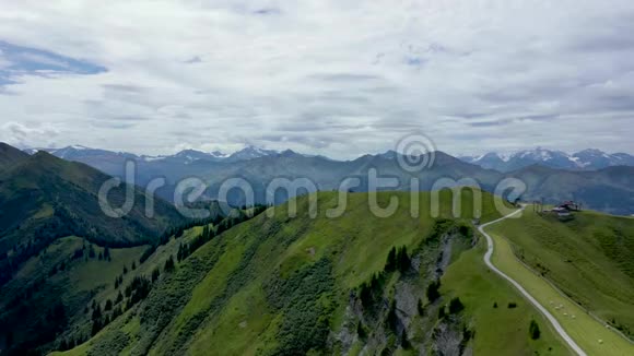 在萨尔茨堡附近的奥地利山谷上空看到美丽的阿尔卑斯山视频的预览图