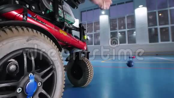 一个残疾人坐在轮椅上玩博奇亚把框架交出来视频的预览图