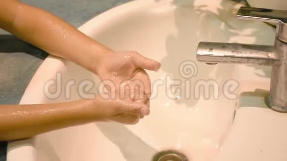 孩子们的手在洗手池用肥皂清洗视频的预览图
