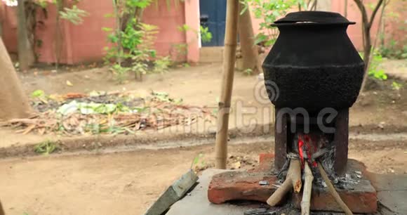 印度的村民早上用木柴作为燃料做饭视频的预览图