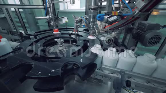 自动机器戴上帽子而瓶子工厂converyor视频的预览图
