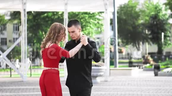 充满激情的情侣在街上跳着激情的舞蹈视频的预览图
