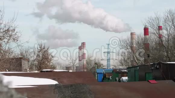 莫斯科中央供热厂烟囱冒出的烟雾背景是蓝蓝的天空视频的预览图
