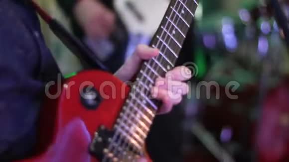 一个弹电吉他的男人视频的预览图
