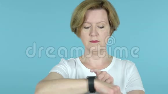 蓝底智能手表高级女性视频的预览图