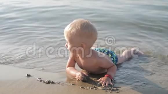夏天在海滩度假的有趣的小男孩视频的预览图