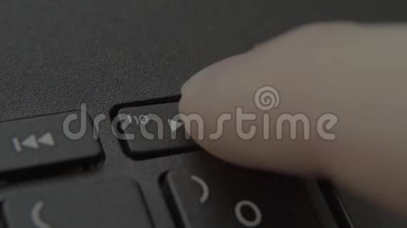 手指按播放暂停键盘按钮视频的预览图