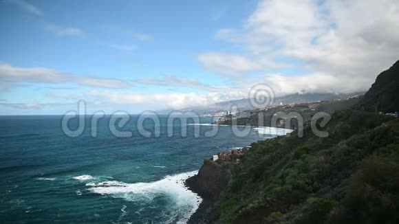 大西洋海浪和岩石海岸的风景从阿纳加公园的景色视频的预览图