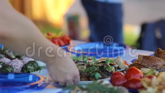 女人的手在桌子上放了一盘食物视频的预览图