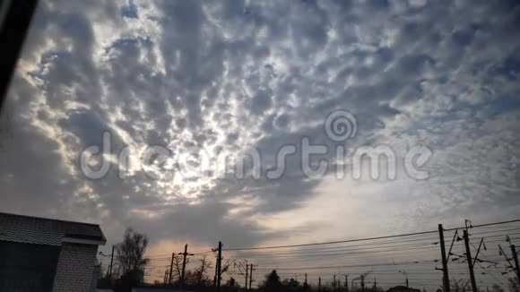 视频剪辑显示卷云和阳光在云后在时间流逝模式下的移动视频的预览图