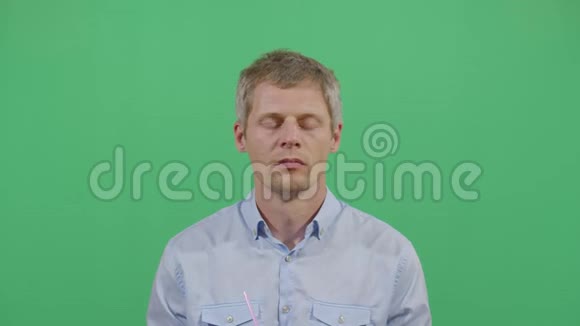 成人用塑料吸管饮水视频的预览图
