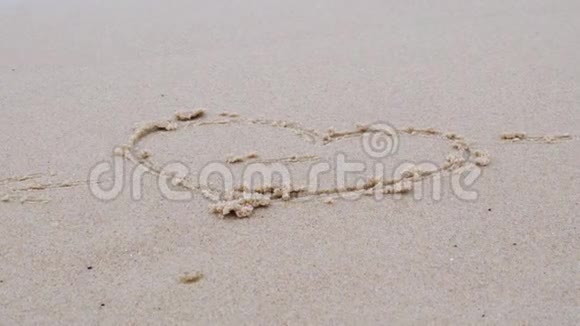 爱情观念一颗心在海沙和海浪上波罗的海之春视频的预览图
