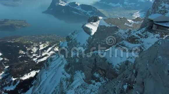 皮斯山和卢塞恩湖在冬季早晨瑞士鸟瞰图视频的预览图