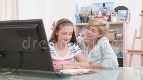 十几岁的女孩从一本书里读到她妈妈视频的预览图
