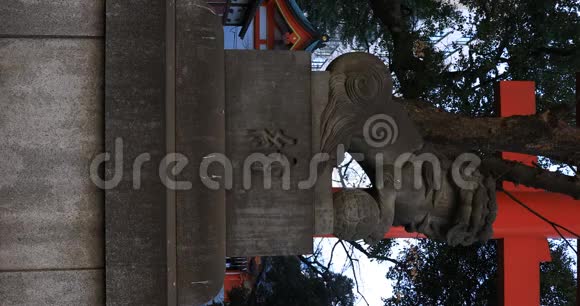 东京哈纳佐诺神社的雕像守护犬垂直射击视频的预览图