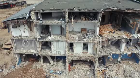 地震后关闭无人机射击在建筑物拆除后飞过被毁的房子空中镜头视频的预览图